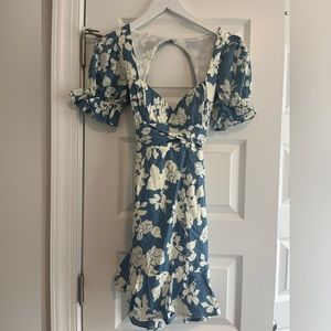 Hello Molly Open back blue/white floral dress
